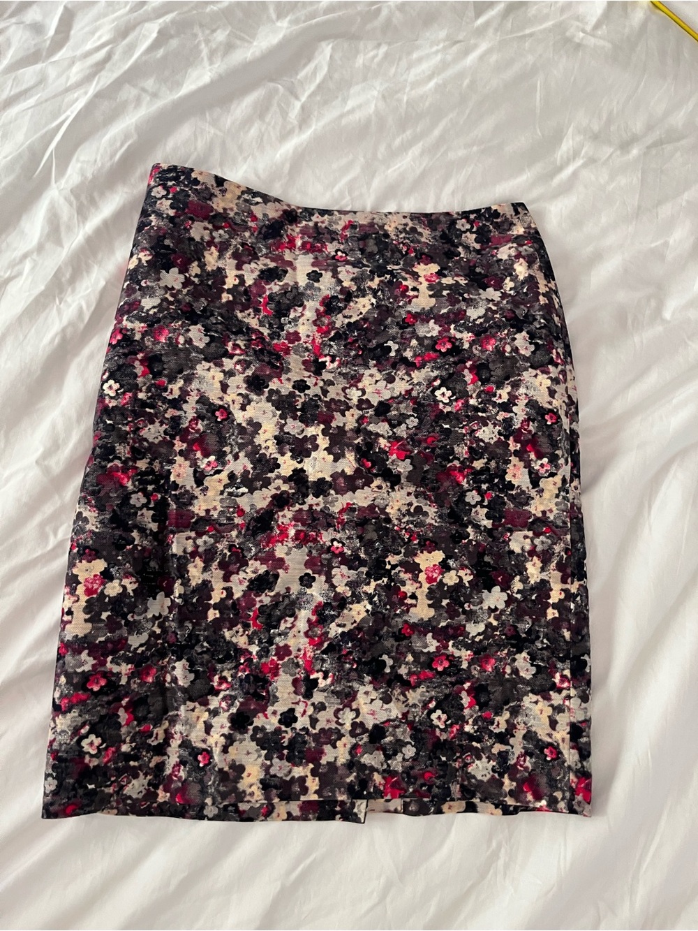 Talbots size 8 Floral Print Pencil Skirt in Black and Pink